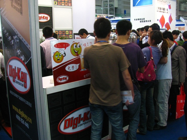 圖9 Digi-Key場面火爆因素之&mdash;&mdash;免費的飲料和禮品發(fā)放