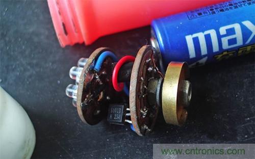 DIY小手電:純手工刻板改造5號電池小手電