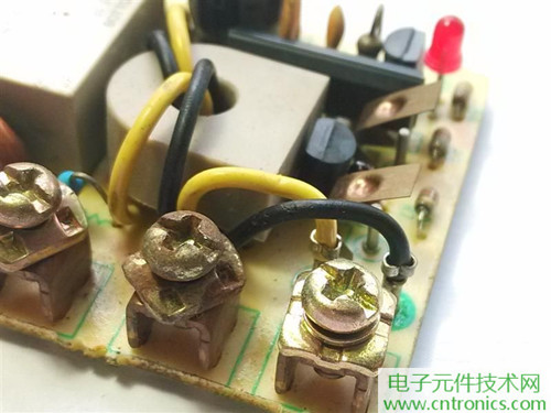 漏電保護(hù)器拆解：結(jié)構(gòu)有差異，做工不錯(cuò)