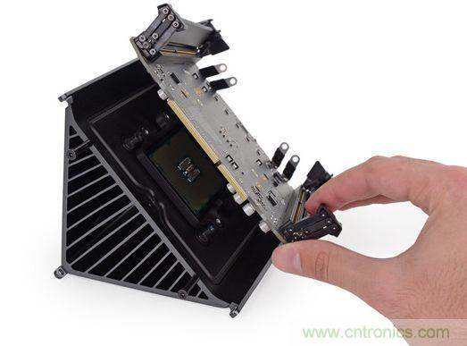 將主板摘下,處理器最后拆下