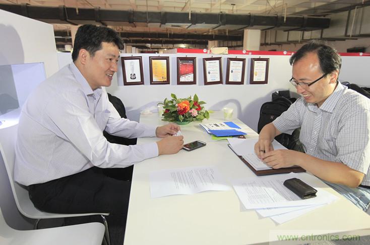 左一，Molex高級地區營業經理王中