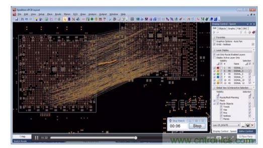 針對顯示連接的網絡線，設計師繪制出一個非常簡略的草圖，隨后布線器便開始工作。角落里的秒表記錄了完成布線的實際時間。
