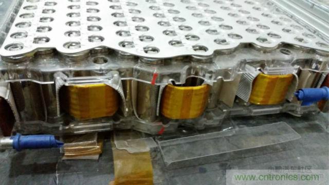 【導(dǎo)讀】對(duì)于電動(dòng)汽車的核心&mdash;&mdash;電池，我們要求其安全、能量密度高、壽命長(zhǎng)，充電時(shí)間短，同時(shí)又要性能卓越等等。那么對(duì)比電動(dòng)汽車電池來說怎么樣才算是達(dá)標(biāo)？又怎么樣才算是性能優(yōu)越呢?毫無疑問鋰離子電芯作為其最基本的單元，其優(yōu)劣至關(guān)重要。  電池是電動(dòng)汽車的&rdquo;心臟&ldquo;。從電動(dòng)汽車發(fā)展以來，各種技術(shù)路線百花爭(zhēng)鳴，爭(zhēng)論不休。其中應(yīng)用最廣的鋰離子電芯，就有三元、磷酸鐵鋰、錳酸鋰等多種技術(shù)路線并存的現(xiàn)象。同時(shí)鋰離子電芯還分為方形，軟包，圓柱三種結(jié)構(gòu)形式。  而這越是紛繁蕪雜，就越能代表了我們還在不斷探索，代表了電動(dòng)汽車的急切盼望：電動(dòng)汽車需要一顆強(qiáng)大的&ldquo;心臟&rdquo;。  對(duì)于電池包的要求  對(duì)于電動(dòng)汽車的核心&mdash;&mdash;電池，我們要求其安全、能量密度高、壽命長(zhǎng)，充電時(shí)間短，同時(shí)又要性能卓越等等。而這一項(xiàng)一項(xiàng)的要求，看似苛刻，但卻又無一不是電動(dòng)汽車實(shí)現(xiàn)產(chǎn)業(yè)化的硬性指標(biāo)。  那么對(duì)比電動(dòng)汽車電池來說怎么樣才算是達(dá)標(biāo)？又怎么樣才算是性能優(yōu)越呢?毫無疑問鋰離子電芯作為其最基本的單元，其優(yōu)劣至關(guān)重要。  但就拿我們最關(guān)注的安全性來說，是不是電芯安全了，電池包就安全了呢？  我們可以看到2002年，磷酸鐵鋰(LFP)首次被美國(guó)Valance公司產(chǎn)業(yè)化，隨即引起了中國(guó)市場(chǎng)的廣泛關(guān)注。從2004年開始，我國(guó)掀起了一股投資磷酸鐵鋰材料和磷酸鐵鋰動(dòng)力電池的熱潮，磷酸鐵鋰其相對(duì)穩(wěn)定，安全性較高。隨后，它成為我國(guó)正極材料的主要路線，爭(zhēng)議暫告段落。  但是，隨著特斯拉在動(dòng)力電池使用了鎳鈷鋁酸鋰的正極材料，爭(zhēng)論再次出現(xiàn)。磷酸鐵鋰其較低的能量密度，已經(jīng)使其處于劣勢(shì)。 1 據(jù)調(diào)研發(fā)現(xiàn)，進(jìn)入2014年以來，國(guó)內(nèi)鋰電池正極材料產(chǎn)業(yè)整體出現(xiàn)了向三元材料轉(zhuǎn)移的趨勢(shì)，下游的電池廠基本都在開發(fā)三元材料的電芯，也引導(dǎo)著上游的材料企業(yè)開始加大對(duì)三元材料的開發(fā)和生產(chǎn)力度。  而一系列的變化，也恰恰說明鋰電行業(yè)在慢慢的摸索，慢慢走向成熟。就比如說一個(gè)電池包的安全，光靠電芯安全是遠(yuǎn)遠(yuǎn)不夠的，其必須上升到一個(gè)系統(tǒng)的層級(jí)來。也就是說電池包的安全，靠的是整個(gè)電池系統(tǒng)，而不僅僅是某個(gè)單一的元素。  更何況一個(gè)安全、可靠、性能卓越的電池包，更是涉及到多領(lǐng)域知識(shí)的耦合，其更需要一個(gè)完善、可靠的系統(tǒng)來實(shí)現(xiàn)。就好比飛機(jī)被認(rèn)為是最安全的交通工具，不單單是&ldquo;安全&rdquo;的發(fā)動(dòng)機(jī)，&ldquo;安全&rdquo;的結(jié)構(gòu)，就能保障的，其中還綜合運(yùn)用了人為因素分析、軟件安全性、風(fēng)險(xiǎn)管理和定量風(fēng)險(xiǎn)評(píng)估等各種先進(jìn)技術(shù)來預(yù)防事故發(fā)生，可以說是系統(tǒng)保障了安全。  下面我們就從電池系統(tǒng)中抽離出其一個(gè)核心部件電池模組，淺談一下各種不同的模組結(jié)構(gòu)。  關(guān)于電池模組  電池模組可以理解為鋰離子電芯經(jīng)串并聯(lián)方式組合，并加裝單體電池監(jiān)控與管理裝置。電池模組的結(jié)構(gòu)設(shè)計(jì)往往能決定一個(gè)電池包的性能和安全。其結(jié)構(gòu)必須對(duì)電芯起到支撐、固定和保護(hù)作用。同時(shí)如何滿足過電流要求，電流均勻性，如何滿足對(duì)電芯溫度的控制，以及是否有嚴(yán)重異常時(shí)能斷電，避免連鎖反應(yīng)等等，都將是評(píng)判電池模組優(yōu)劣的標(biāo)準(zhǔn)。  而隨著電動(dòng)汽車的發(fā)展，以及人們對(duì)性能的追求，熱管理更是成為了電池模組設(shè)計(jì)的一個(gè)至關(guān)重要的環(huán)節(jié)。自然冷卻已經(jīng)不能滿足我們的需求。風(fēng)冷則由于其效率較低，且對(duì)電芯溫度的一致性較難控制，而表現(xiàn)的力不從心。因此，高性能需求的電池模組，其熱管理的解決方案已經(jīng)轉(zhuǎn)向液冷或相變材料。下面就介紹一下各種不同結(jié)構(gòu)電芯的模組設(shè)計(jì)。  &middot; 方形電池模組  方形電芯可以說是我國(guó)汽車動(dòng)力電池里，應(yīng)用最多的電芯了。其外殼的材質(zhì)有鋁、鋼、以及塑膠。其電芯厚度是三種結(jié)構(gòu)中最厚的，由此也造成其內(nèi)部和外表面的溫差較大。其模組結(jié)構(gòu)也多為自然冷卻和風(fēng)冷的結(jié)構(gòu)。  我們來看看寶馬I3的電池模組設(shè)計(jì)。  我們可以看出，I3的電池模組從結(jié)構(gòu)上已經(jīng)具備一個(gè)高性能模組所需的要素，而一臺(tái)高性能的電動(dòng)汽車，就是靠著每一處的細(xì)節(jié)共同搭建而成的。當(dāng)然其散熱、均溫以及可靠性等等，還有待市場(chǎng)的驗(yàn)證。 2 （▲ 寶馬I3方形電池模組）  &middot; 軟包電池模組  軟包電芯的電池包，也是近期比較熱門的一種結(jié)構(gòu)類型，其用在國(guó)外的電動(dòng)車上比較多。  軟包電芯的物理結(jié)構(gòu)決定了其不易爆炸，一般只有外殼能承受的壓力足夠高，才有可能炸，而軟包電芯內(nèi)部壓力一大，便會(huì)從鋁塑膜邊緣開始泄壓、漏液。同時(shí)軟包電芯也是幾種電芯結(jié)構(gòu)中，散熱最好的。  目前，市面上賣得最多的還是日產(chǎn)的Leaf，其模組結(jié)構(gòu)為全密封式的，并未考慮散熱，即不散熱。  而Leaf在市場(chǎng)上頻繁反饋的容量衰減過快，與此熱管理也不無關(guān)系。顯然隨著人們對(duì)于高性能電動(dòng)車的追求，迫使軟包電芯也必須要有主動(dòng)式的熱管理結(jié)構(gòu)。  下面我們來看看一款World Congress展臺(tái)上的液冷軟包模組。其模組由電芯層疊而成，而電芯間有間隔排布的液冷板，其保證每顆電芯都有一個(gè)大面接觸到液冷板，并充分發(fā)揮了軟包電芯液冷的優(yōu)勢(shì)。 3 （▲ 液冷軟包電池模組）  當(dāng)然軟包電芯要將液冷技術(shù)做成熟也并非易事，其必須考慮液冷板的固定，密封性，絕緣性等等。同時(shí)可靠的電連接，以及具有&ldquo;保險(xiǎn)絲&rdquo;結(jié)構(gòu)連接片，這都是高性能軟包模組的方向。  我們可以看到軟包電芯其配合完善的模組結(jié)構(gòu)后，其優(yōu)勢(shì)會(huì)得以凸顯。  圓柱電池模組  圓柱電芯可謂是在各類電子產(chǎn)品中，應(yīng)用最廣泛的結(jié)構(gòu)。如今，在電動(dòng)汽車行業(yè)也占有一定得份額。最典型的即是18650電芯了，其工藝經(jīng)過多年的沉淀，并在大規(guī)模的自動(dòng)化生產(chǎn)的條件下，現(xiàn)今屬于最成熟，穩(wěn)定且一致性最好的電芯。  而圓柱電芯更是有著目前最高的能量密度，其三元材料的電芯能做到210~250Wh/kg。國(guó)內(nèi)目前的圓柱電池包多為自然冷卻或風(fēng)冷的結(jié)構(gòu)，其效果不盡如人意。  我們來看看，將圓柱型電芯推到風(fēng)口浪尖上的特斯拉電池模組。  相信已經(jīng)有不少人見過特斯拉的模組了：  組成一臺(tái)特斯拉汽車需要7000多顆18650電芯，一個(gè)模組則需要400多顆電芯，同時(shí)為了高性能的目標(biāo)又要在模組上集成多項(xiàng)功能，可見其工作量和難度之大。其中，甚至還用上了一些跨行業(yè)的技術(shù)，使人眼前一亮，為之拍案。好比電芯連接的&ldquo;保險(xiǎn)絲&rdquo;設(shè)計(jì)。  可以說，身處電池行業(yè)的人，反而很少有人能想得到，這也許就是當(dāng)局者迷吧。而這一技術(shù)的應(yīng)用則極大地提高了電池的安全性能。同時(shí)，還有液冷管道的應(yīng)用，極大地解決了18650電芯的散熱和均溫的問題，這對(duì)電池的性能和壽命都是一個(gè)極大的幫助。不僅如此，其電池模組在空間尺寸上的利用，更可謂是精打細(xì)算。  在這里還是要佩服一下特斯拉將事情做到極致的態(tài)度，也就是這樣一個(gè)模組，成為了一個(gè)高性能的特斯拉電池包所必不可少的核心部件。 4 電動(dòng)之心  通過以上一些簡(jiǎn)單的列舉，我們不難看出，無論何種結(jié)構(gòu)的電芯其實(shí)都不乏一些好的應(yīng)用范例。而對(duì)于鋰離子電芯，如果作為一款革命性的產(chǎn)品，目前看來仍有很多不足和局限。但我們與其一味坐等材料的發(fā)展，不如多考慮一下，如何做好電池模組，做好電池系統(tǒng)。而這也是我們打造一顆強(qiáng)大&ldquo;電動(dòng)之心&rdquo;的必經(jīng)之路。