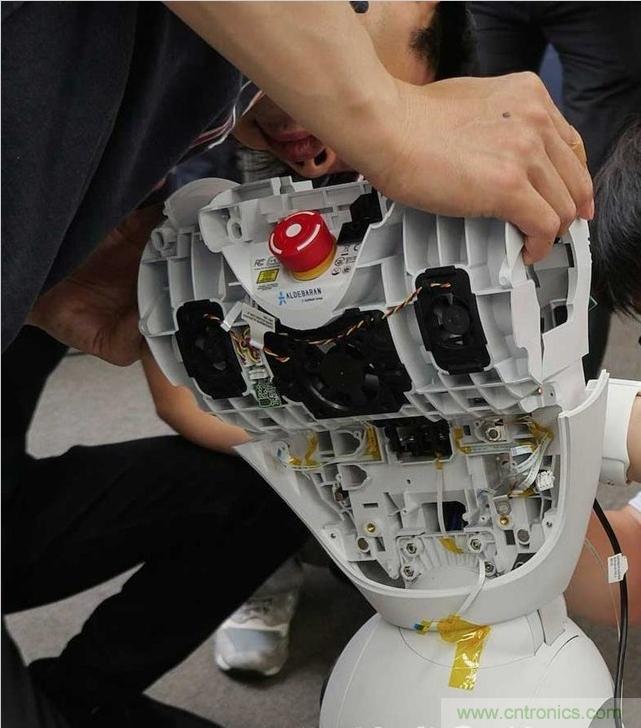 拆解筆記本不過癮，那就來拆拆日本情感機器人吧！