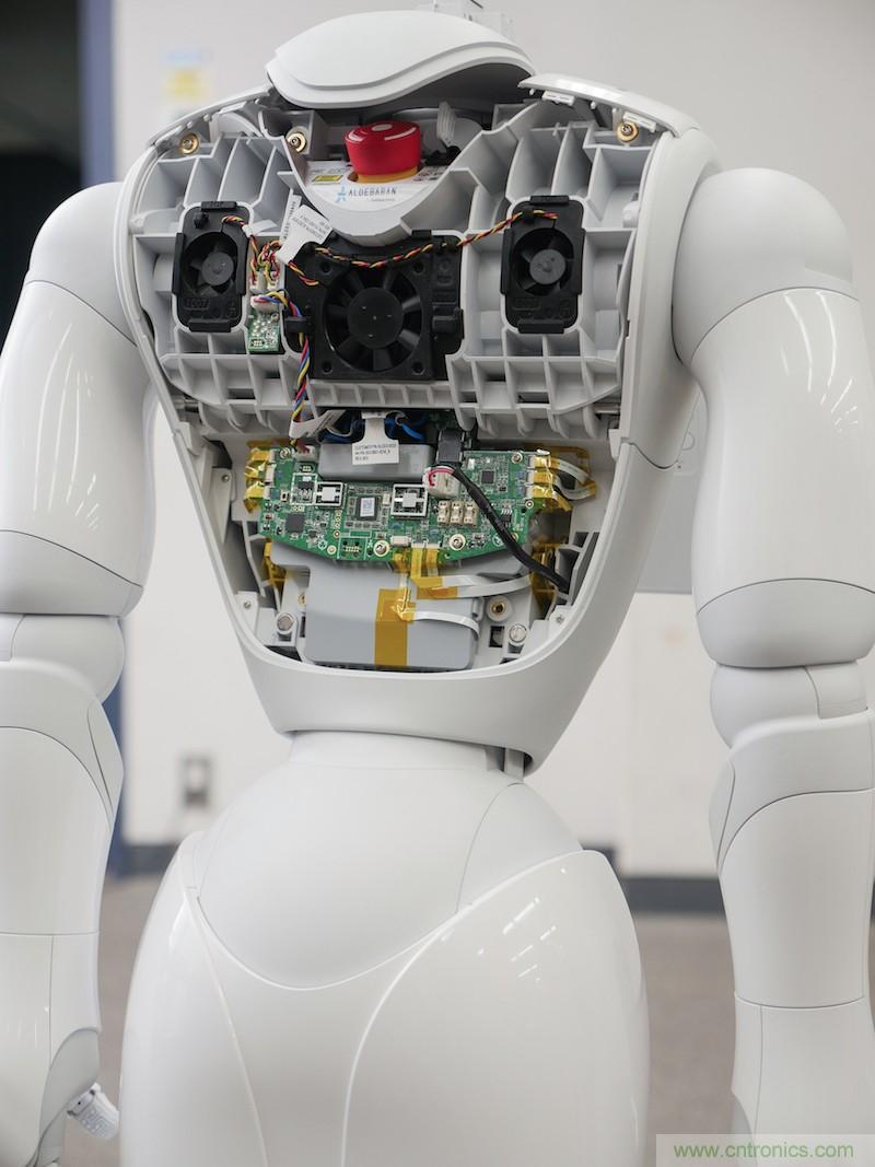 拆解筆記本不過癮，那就來拆拆日本情感機器人吧！