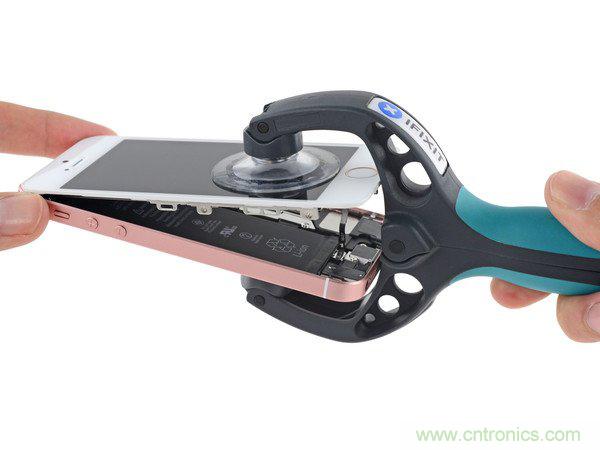 有什么地方沒有變？iPhone SE真機拆解