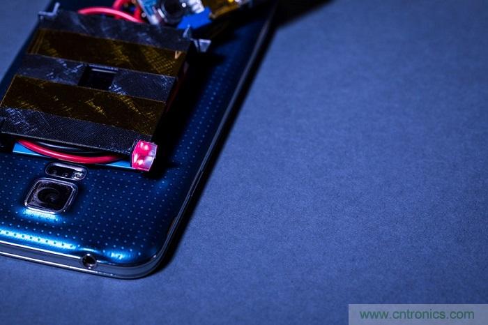 室內激光無線充電新技術亮相，可媲美傳統 USB 線纜