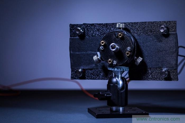 室內激光無線充電新技術亮相，可媲美傳統 USB 線纜