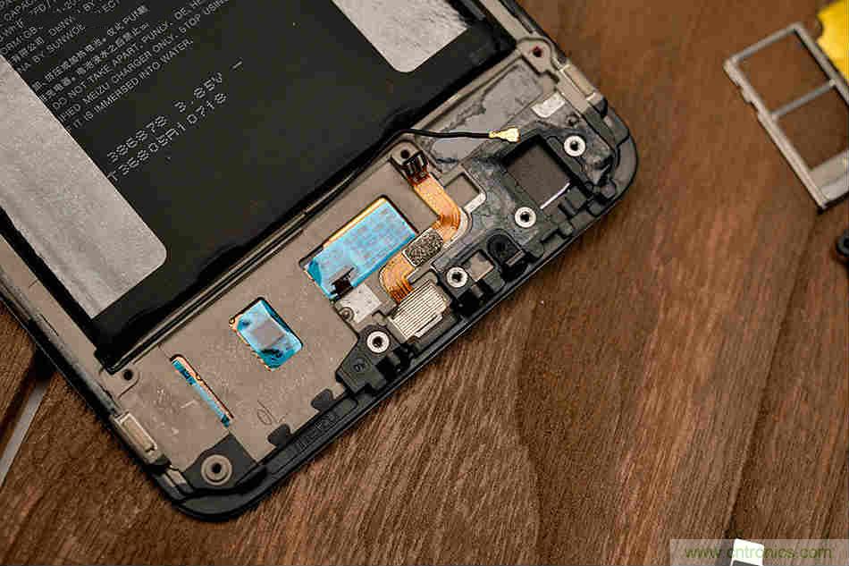 拆解魅族15 Plus：玩轉(zhuǎn)了新概念，但其工藝究竟如何？