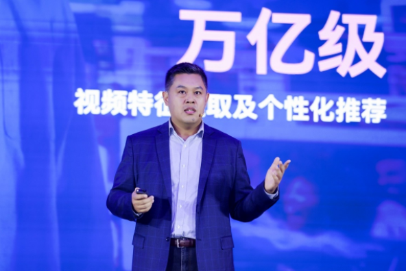 數據洪流下的算力突圍:英特爾以生態之力破局AI規模化 數據洪流下的算力突圍:英特爾以生態之力破局AI規?;? width=